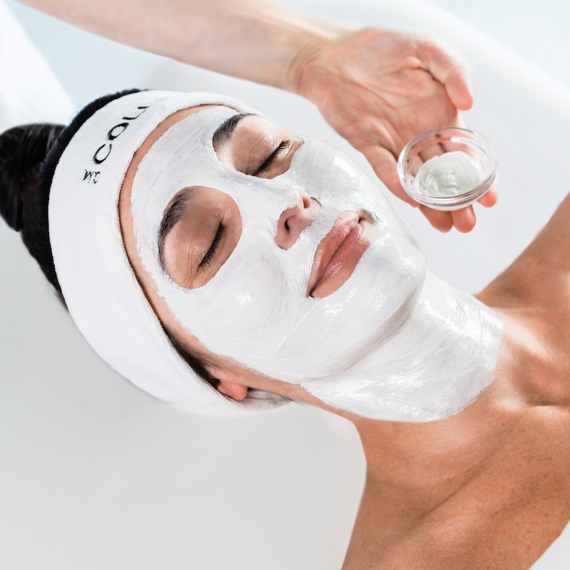 Hydrolifting facial targeting firming and hydration.